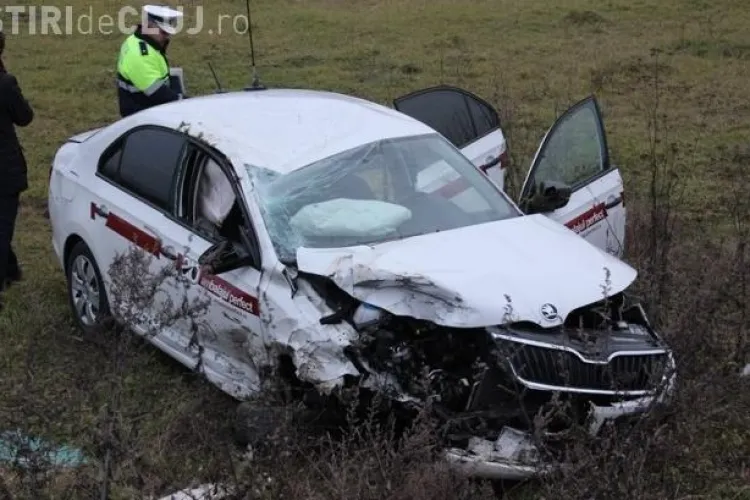 O mașină s-a răsturnat pe un drum din Cluj. Vina aparține altui șofer inconștient - VIDEO