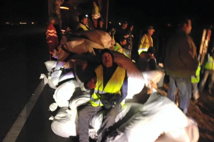 Voluntarii clujeni au mutat sacii cu haine din TIR -ul răsturnat pe DN 1 - FOTO