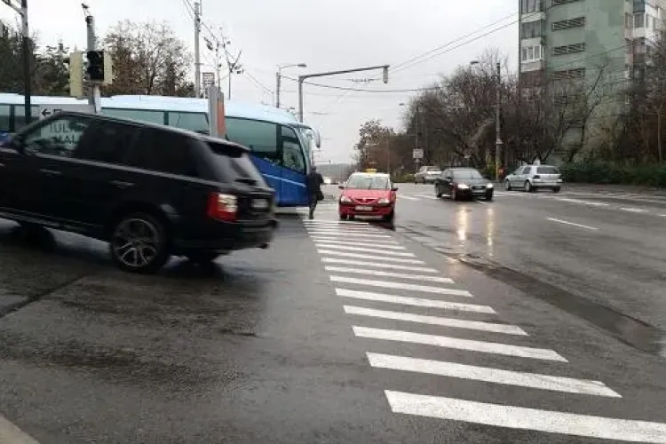 Parcare de COȘMAR la Iulius Mall. Cum și-a lăsat un șofer autocarul FOTO