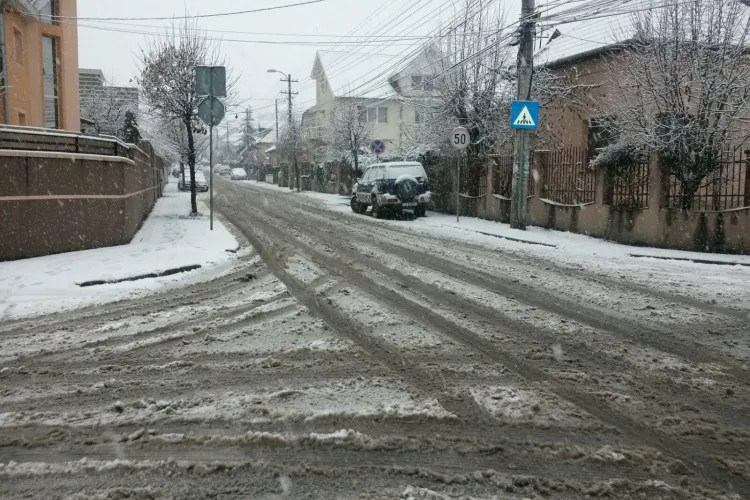 Cât de greu se circulă în cartierele clujene, din cauza zăpezii. Pe drumurile principale se merge bine, dar în rest e DEZASTRU FOTO