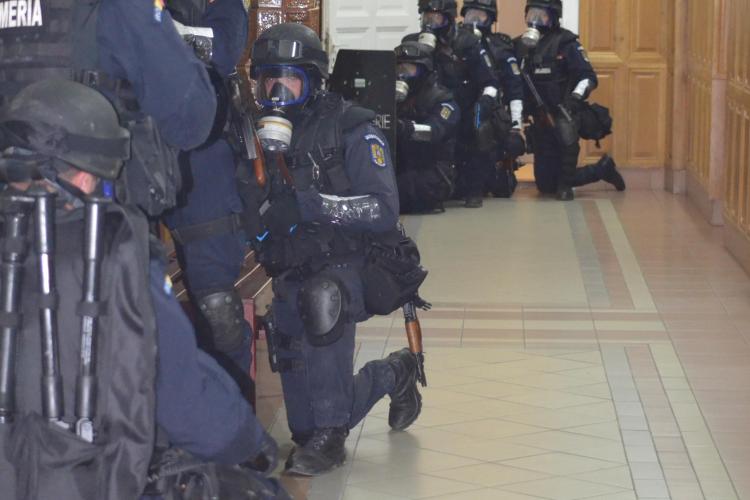 Tribunalul Cluj a fost luat cu asalt de mascați. S-a presupus că e o luare de ostatici - FOTO