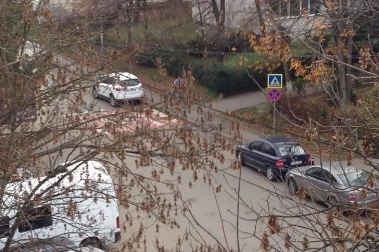 S-au montat stâlpișori pe strada Bucegi, Mănăștur, pentru a bloca parcările pe trotuar. Ce a urmat - FOTO