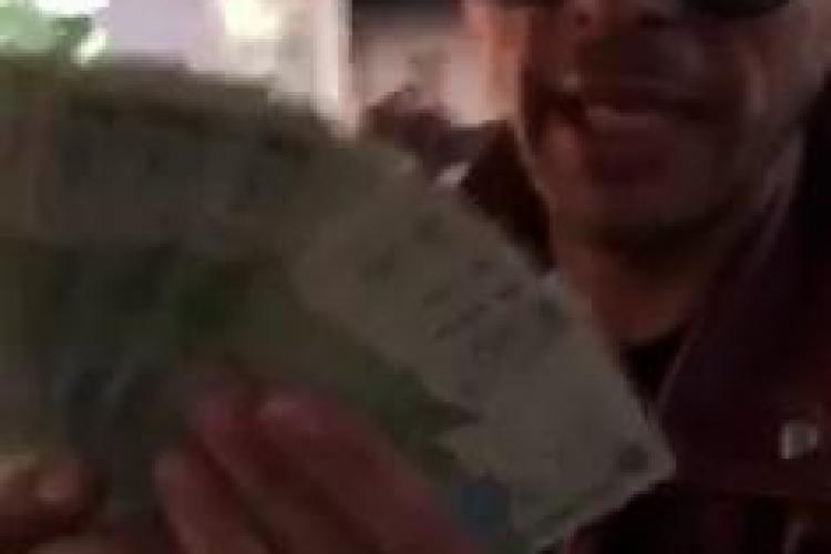 Un tânăr s-a filmat cum aruncă cu bani într-o stație de autobuz: Uite cum adună săracii. Le-am făcut ziua - VIDEO