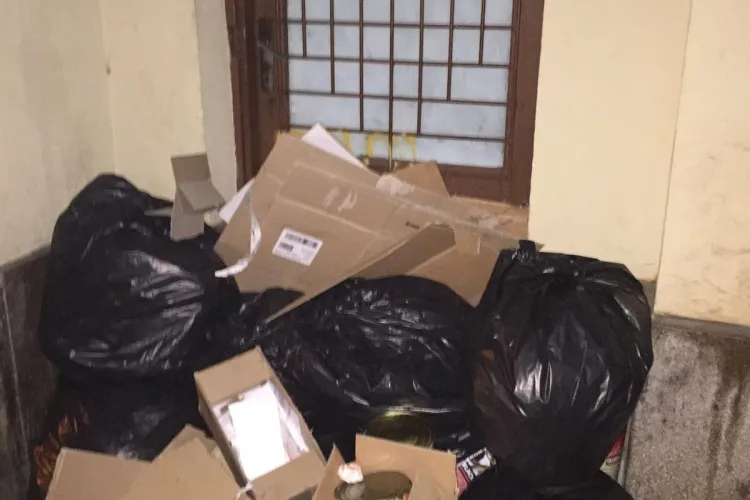 Carmangeria Moldovan explică de ce scoate gunoiul pe trotuar în centrul Clujului - FOTO