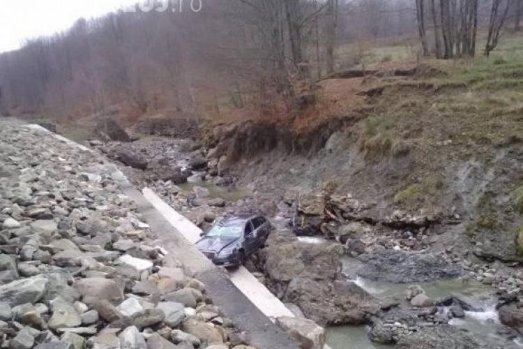Un șofer clujean a ”zburat” cu un AUDI în albia pârâului Cavnic -FOTO