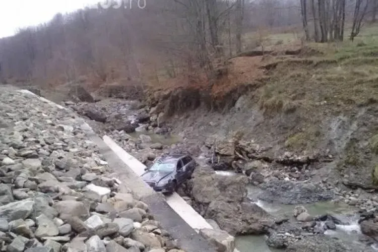 Un șofer clujean a ”zburat” cu un AUDI în albia pârâului Cavnic -FOTO