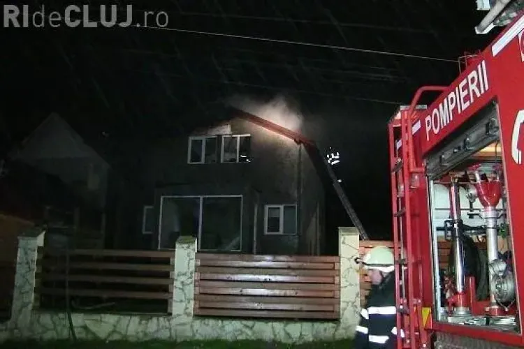 Necaz pentru o familie de clujeni, în prag de Sărbători. Casa abia construită le-a luat foc în toiul nopții VIDEO
