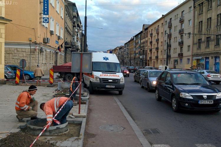 Cum sunt parcate ambulanțele pe strada Horea - FOTO