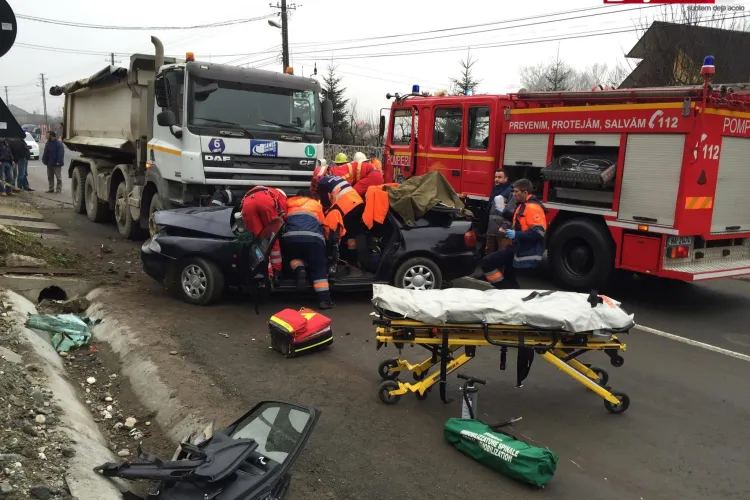Un tânăr de 21 de ani a murit într-un accident la Dej. Se afla în mașină cu tatăl său VIDEO