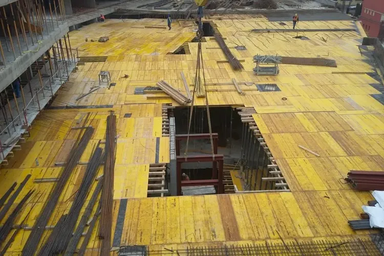 Accident de muncă la Platinia Mall! Un tânăr de 19 de ani s-a făcut praf - FOTO