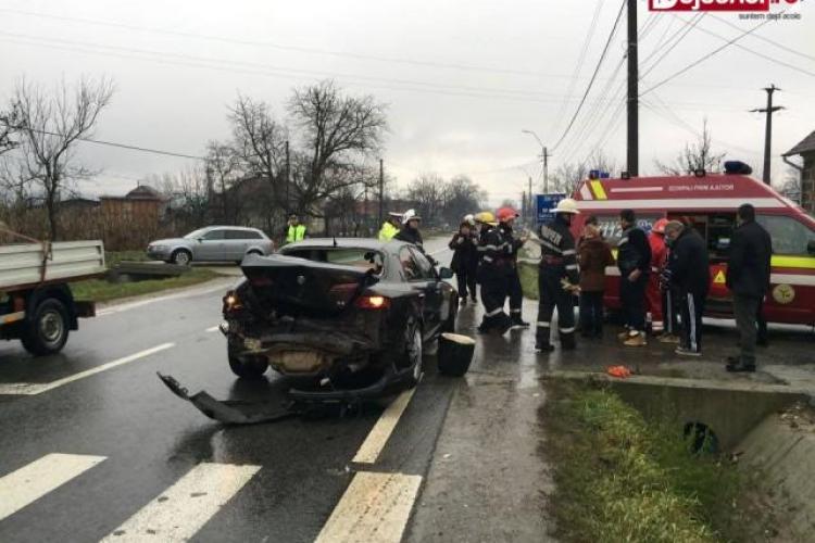 Accident cu trei victime într-o localitate clujeană. Un șofer a intrat cu BMW-ul direct în mașina din fața sa VIDEO