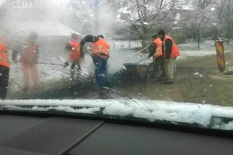 În Cluj se asfaltează pe zăpadă. Plombele oricum nu trebuie să reziste mult - FOTO