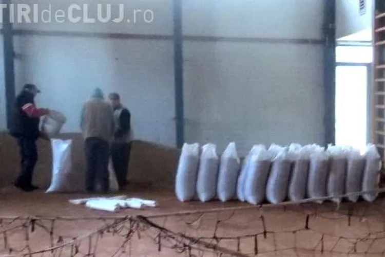 Sală de sport din Cluj folosită pentru depozitarea grâului. Copiii fac sport în frig - VIDEO