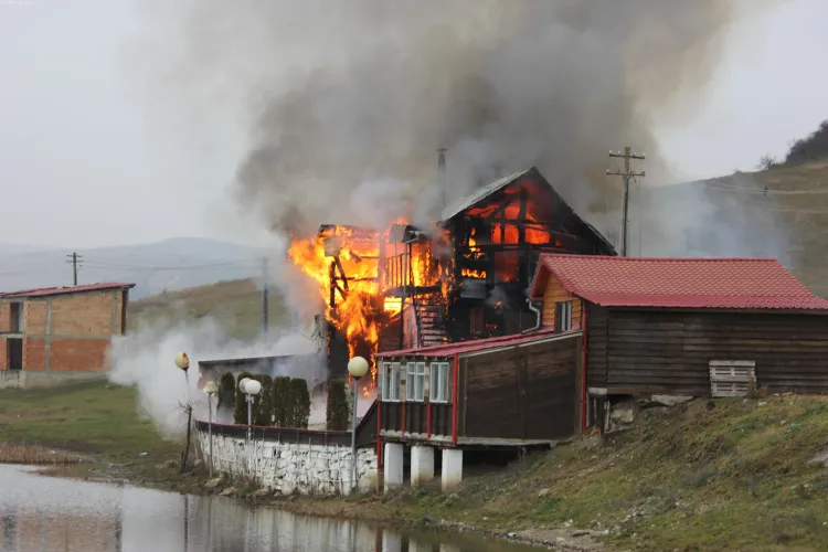 Incendiu violent într-o localitate clujeană. O casă a fost mistuită de flăcări FOTO/VIDEO