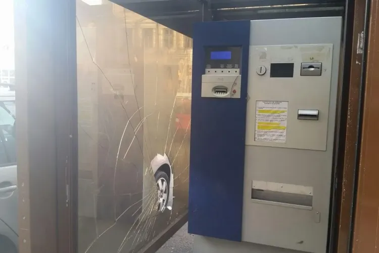 Au vandalizat stația de autobuz de pe strada Unirii - FOTO