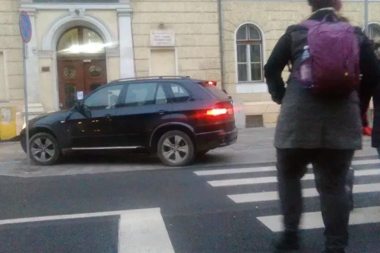 La Șincai și Coșbuc părinții mai au puțin și intră cu bolizii în sala de curs - FOTO