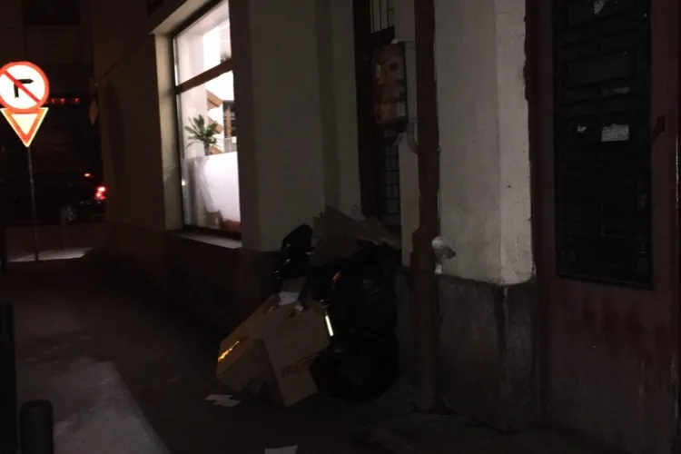 Lângă carmangeria Moldovan, din centrul Clujului, e un MUNTE de gunoaie: Nu mai am loc pe trotuar - FOTO