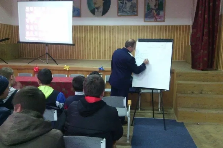 Polițiștii de proximitate au organizat o campanie pentru prevenirea victimizării minorilor şi a persoanelor vârstnice