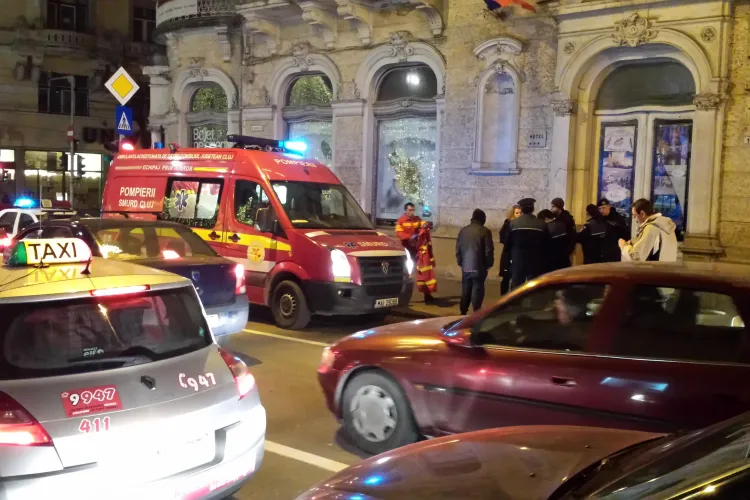 Se dezmembrează fațada de la Continental - Incidentul în imagini - FOTO