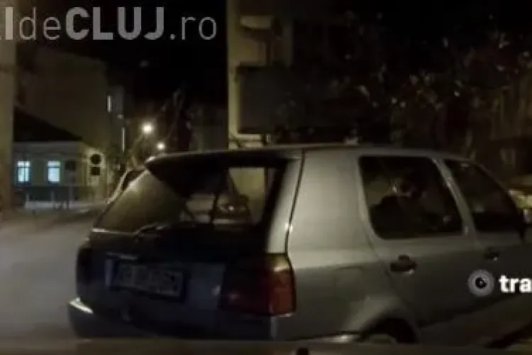Cum se dărâmă un stâlp cu mașina la Cluj VIDEO