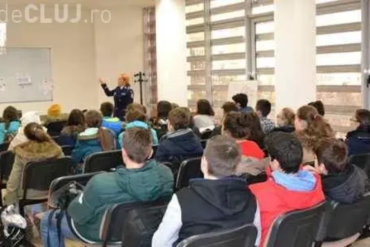 Polițiștii clujeni au discutat cu elevii despre riscurile din trafic - FOTO
