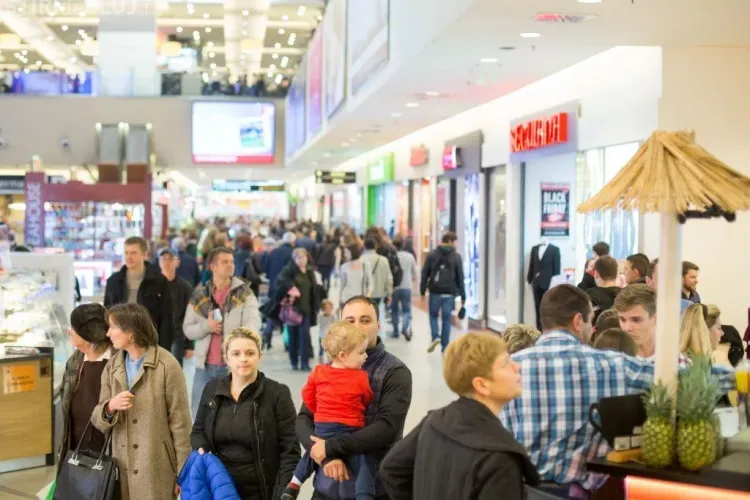 Peste 200.000 de clujeni au ieșit la cumpărături de Black Weekend, la Iulius Mall (P)