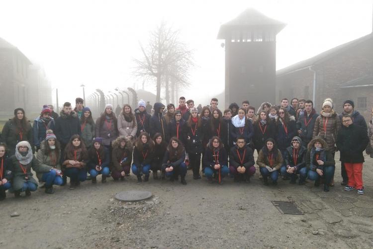 Infernul concentraționar de la Auschwitz-Birkenau văzut prin ochii unor elevi clujeni și a unor tineri dependenți de dializă