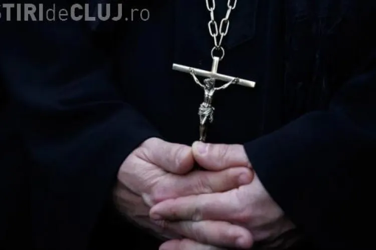 Reacția HALUCINANTĂ a unui bărbat, după ce preotul nu l-a lăsat să își îngroape mama. Părintele a sunat la Poliție