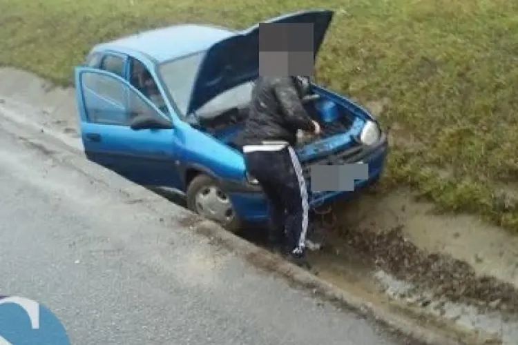 Condițiile meteo le dau bătăi de cap participanților la trafic. Un șofer a ajuns cu mașina în șanț pe un drum din Cluj FOTO