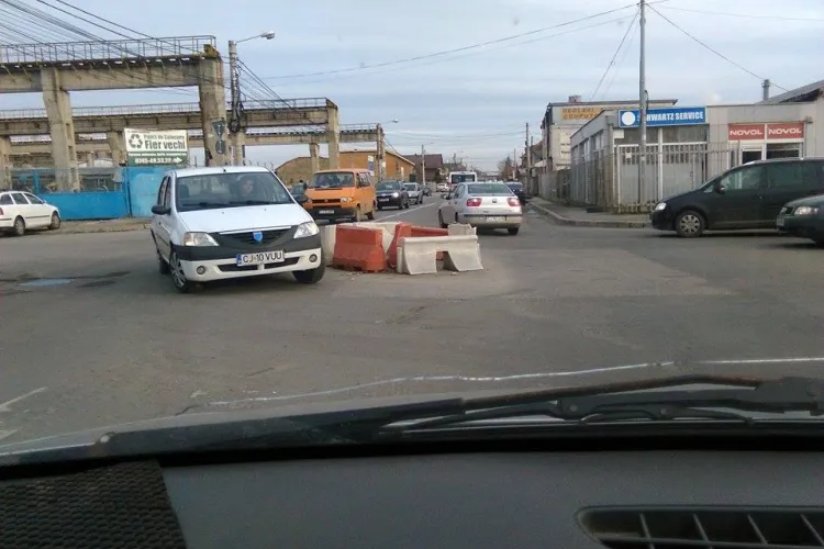 Cel mai penibil sens giratoriu din Cluj-Napoca - FOTO