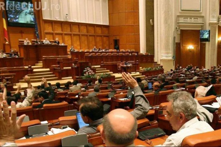 Senatorii au votat în MASĂ pensiile speciale pentru parlamentari