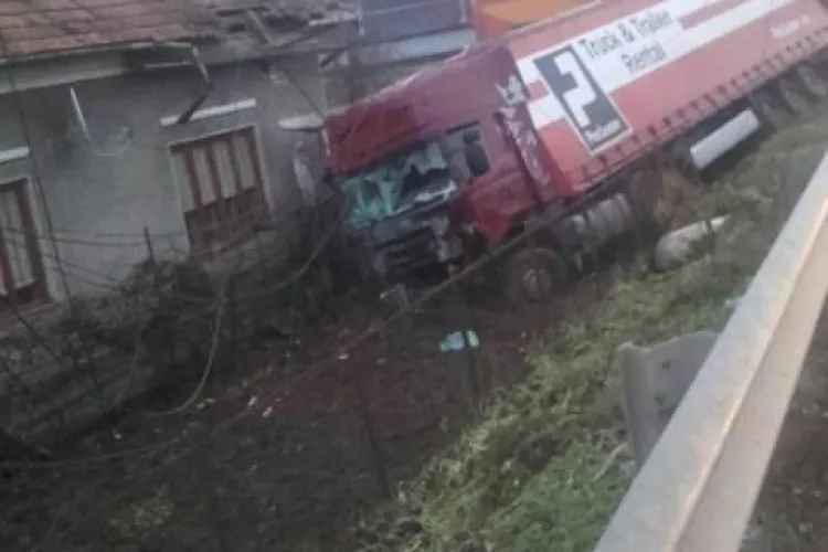 Accident în Gilău. Un TIR a ”măturat”tot  în cale și s-a oprit într-o casă - FOTO