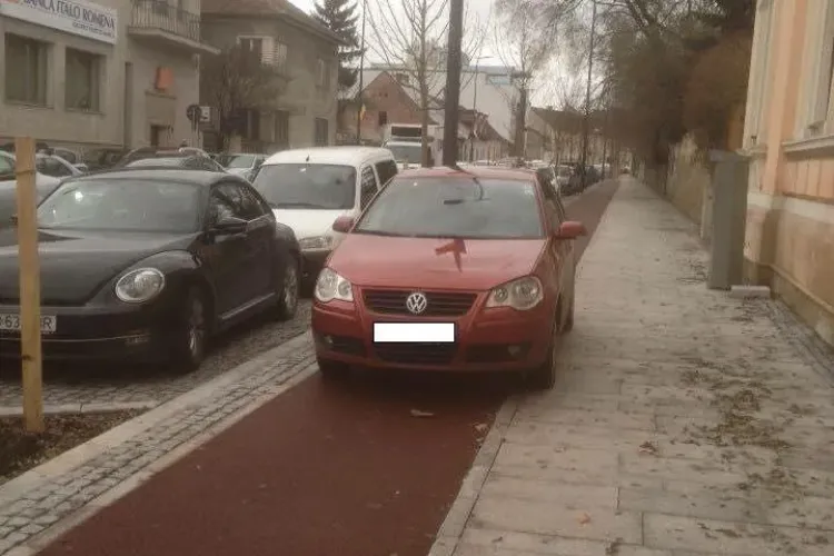 Razie a Poliției Locale în centrul Clujului. S-au dat amenzi, dar tot e plin de mașini pe trotuare