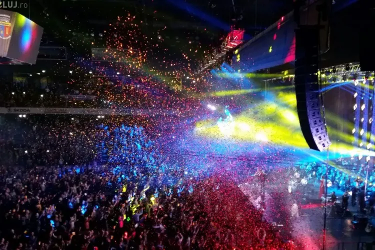 Moment emoționant la concertul Voltaj de la Cluj. Încasările vor merge la victimele de la Colectiv - VIDEO
