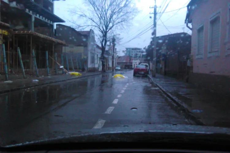 Șantier periculos pe strada Ploiești, din centrul Clujului: O bucată de cărămidă mi-a căzut pe mașină - FOTO