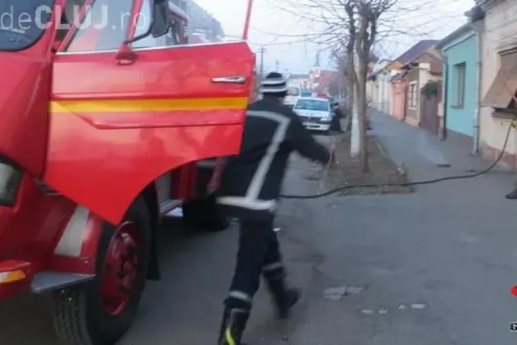 Scene halucinante la un incendiu din Gherla. Ce i-a îngrozit pe pompieri VIDEO