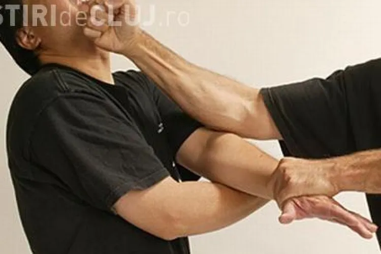 Clujean tâlhărit în propria locuință! Un bărbat a intrat intrat peste el în casă, l-a bătut și i-a furat banii