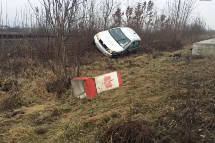 Accident la ieșire din Dej. Un șofer s-a răsturnat cu mașina în șanț VIDEO