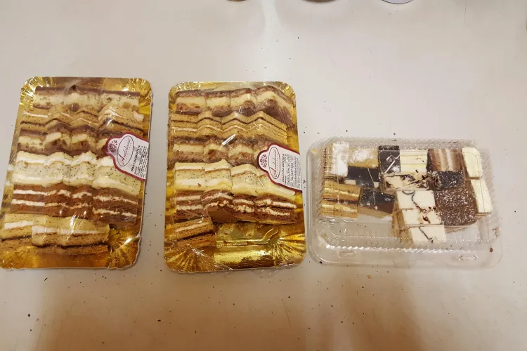 Prăjitură expirată la Billa. OPC Cluj mai există? / UPDATE: Billa susține că nu sunt prăjiturile lor