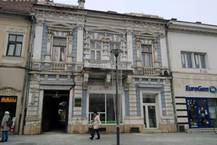 Clădirile istorice din centrul Clujului, lăsate în paragină de proprietari, devin un pericol pentru cetățeni. Ce măsuri iau autoritățile