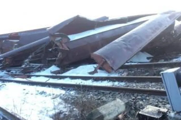 Traficul feroviar e încă blocat la Cluj, de la Jibou până la Dej, după ce un tren a deraiat vineri noapte