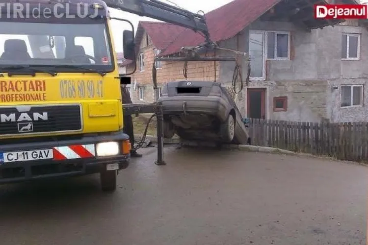Un clujean a ajuns cu mașina direct în șanț, din cauza unui șofer neatent FOTO
