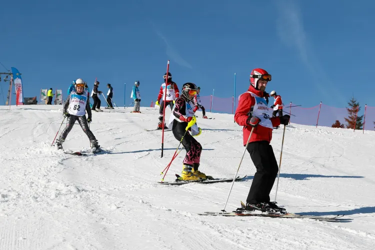 Familiile se „duelează” pe pârtie la Arena Platoș Păltiniș