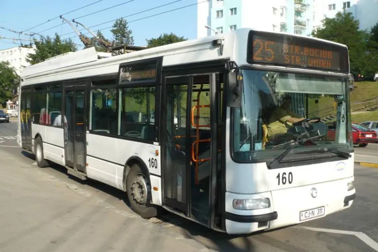 Un clujean VITEAZ și-a bătut iubita în autobuz, sub privirile tuturor. Reacția victimei este INCREDIBILĂ