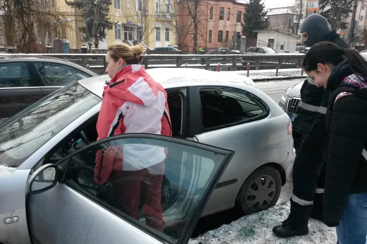 Copil blocat într-un autoturism, în centrul Clujului. Mama și-a închis cheile în mașină - FOTO