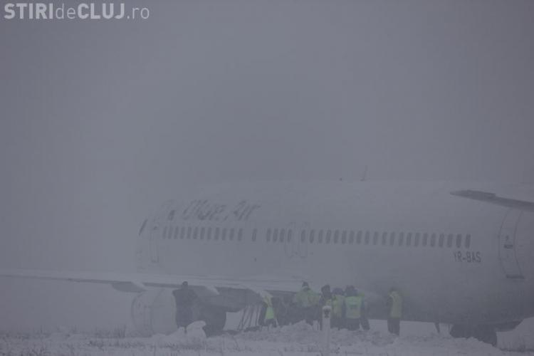 VIDEO - Avionul Blue Air a ajuns pe câmp la Cluj. Trebuie tractat pe pistă - FOTO