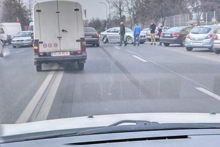 Accident pe Calea Florești! BMW lovit bine în partea din spate - FOTO