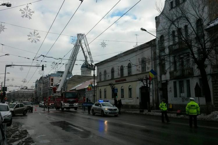 Centrul Clujul este paralizat, după ce bucăți dintr-o clădire au căzut pe trotuar - FOTO