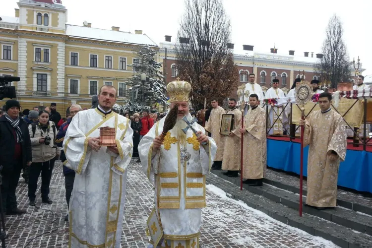 Mii de clujeni au luat sticle cu apă sfințită de Bobotează - FOTO