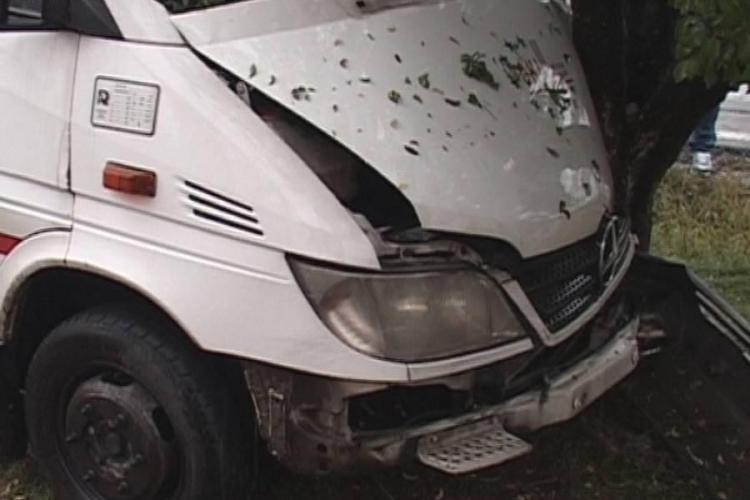 Accident la miez de noapte pe un drum din Cluj. Un șofer a intrat cu microbuzul în poarta unei case